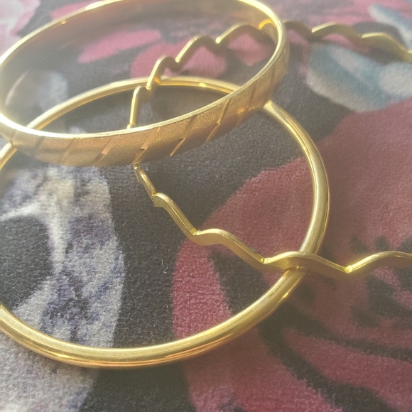 Gold bangles - Picture 2 of 3